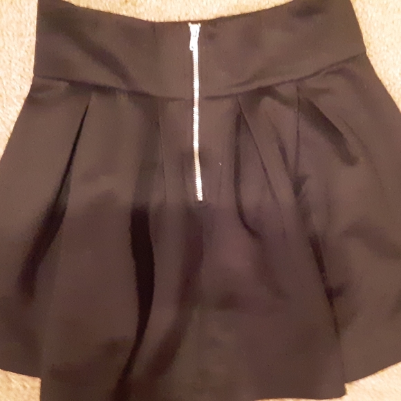 Black flowy skirt with zip back - Picture 2 of 2